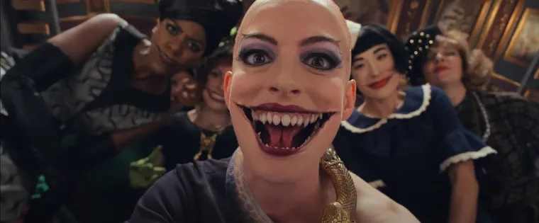Točan odgovor je: Anne Hathaway. Holivudska glumica prerušila se u ćelavu nakazu za potrebe snimanja novog filma "The Witches" u kojem tumači glavnu ulogu the Grand High Witch. Riječ je o remakeu istoimenog filma iz 1990. godine u kojem je tu ulogu igrala legendarna Anjelica Huston, a snimljen je prema knjizi Roalda Dahla. Foto: Profimedia