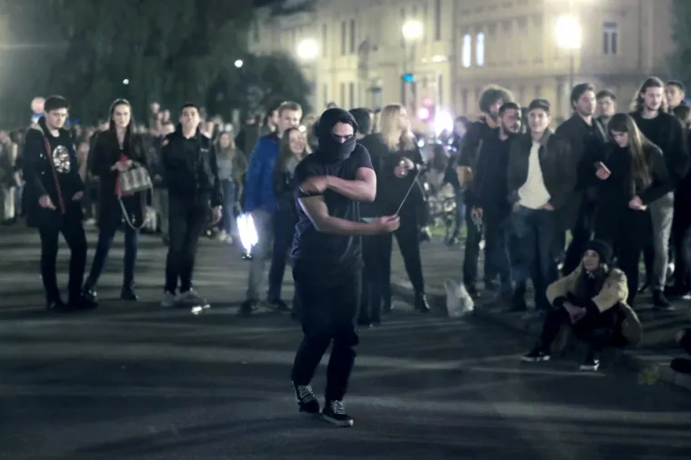 Dok korona bukti, stotine mladih i sinoć je bilo na koronapartyju ispred HNK!