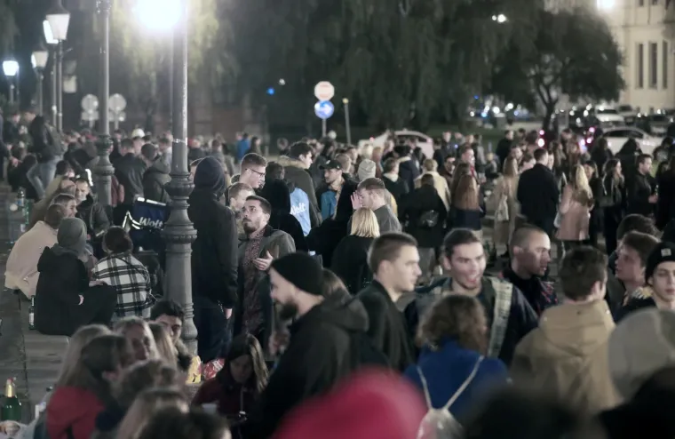 Dok korona bukti, stotine mladih i sinoć je bilo na koronapartyju ispred HNK!