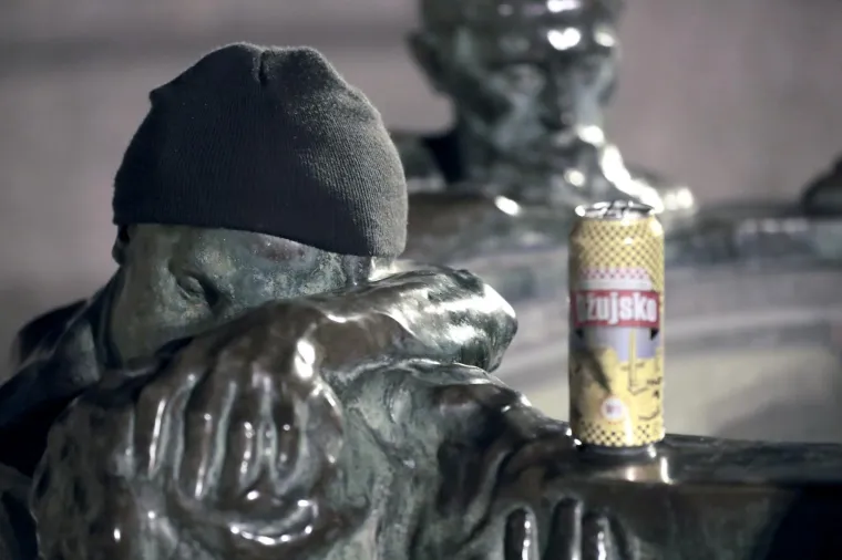 Dok korona bukti, stotine mladih i sinoć je bilo na koronapartyju ispred HNK!