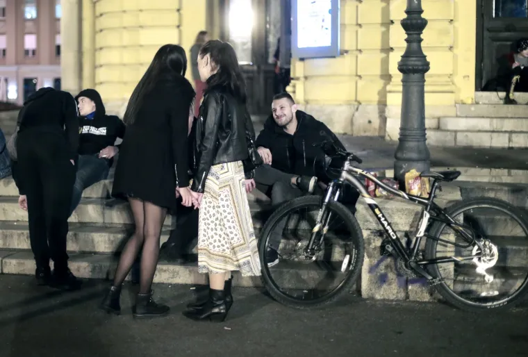 Dok korona bukti, stotine mladih i sinoć je bilo na koronapartyju ispred HNK!