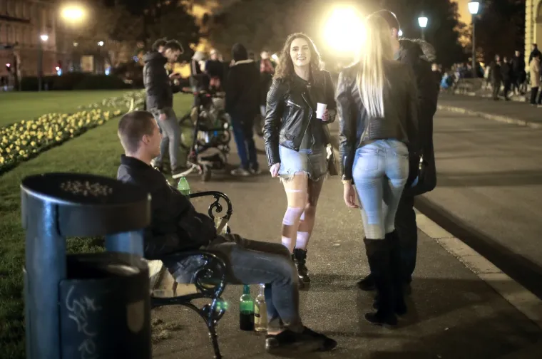 Dok korona bukti, stotine mladih i sinoć je bilo na koronapartyju ispred HNK!