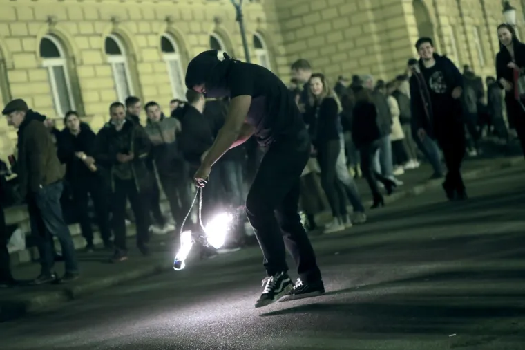 Dok korona bukti, stotine mladih i sinoć je bilo na koronapartyju ispred HNK!