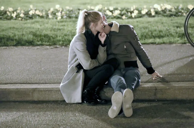 Dok korona bukti, stotine mladih i sinoć je bilo na koronapartyju ispred HNK!