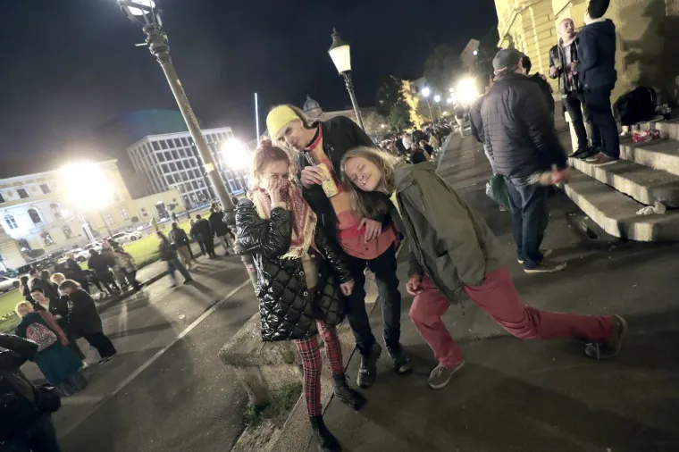 Dok korona bukti, stotine mladih i sinoć je bilo na koronapartyju ispred HNK!