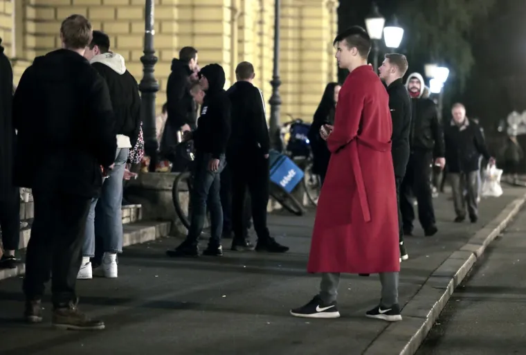 Dok korona bukti, stotine mladih i sinoć je bilo na koronapartyju ispred HNK!