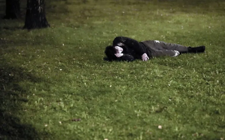 Dok korona bukti, stotine mladih i sinoć je bilo na koronapartyju ispred HNK!