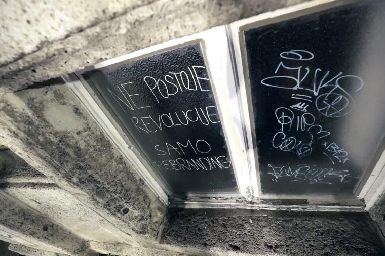 Dok korona bukti, stotine mladih i sinoć je bilo na koronapartyju ispred HNK!