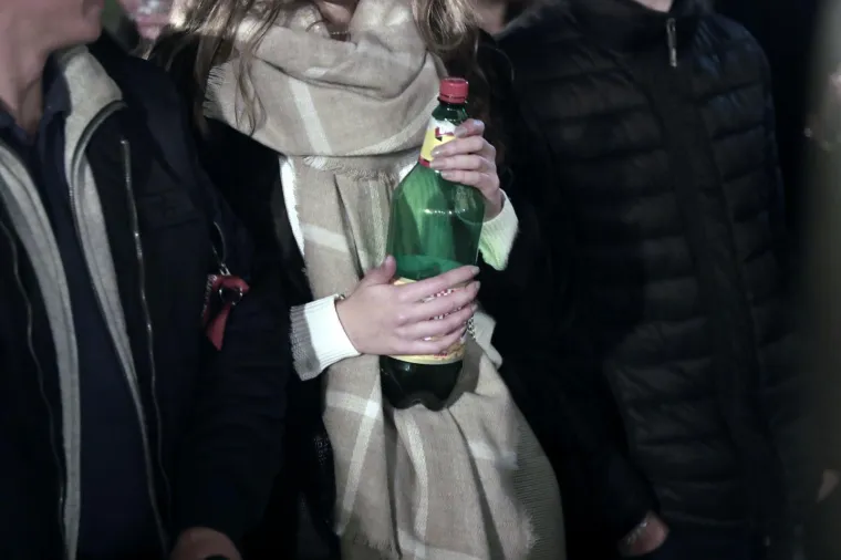 Dok korona bukti, stotine mladih i sinoć je bilo na koronapartyju ispred HNK!