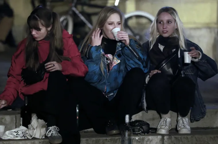 Dok korona bukti, stotine mladih i sinoć je bilo na koronapartyju ispred HNK!