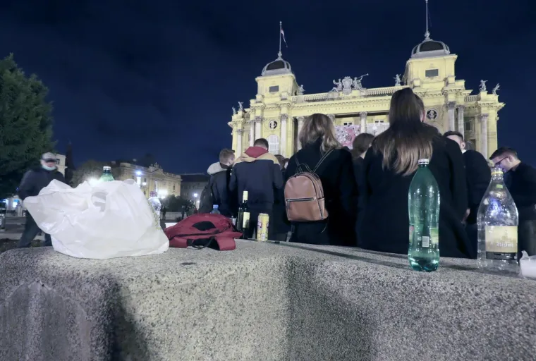Dok korona bukti, stotine mladih i sinoć je bilo na koronapartyju ispred HNK!