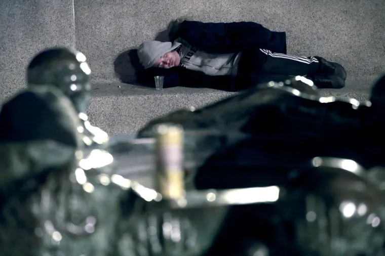 Dok korona bukti, stotine mladih i sinoć je bilo na koronapartyju ispred HNK!