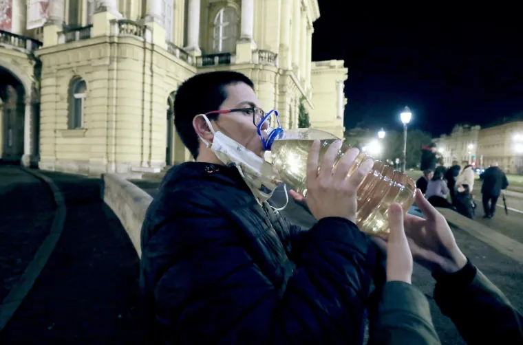 17.10.2020., Zagreb - HNK. Veliki broj prometnih redara doslo je upozoriti vecinom mlade ljude  koji su se zabavljali ispred Hrvatskog narodnog kazalista da odrzavaju distancu te da nose maske. Photo: Sanjin Strukic/PIXSELL