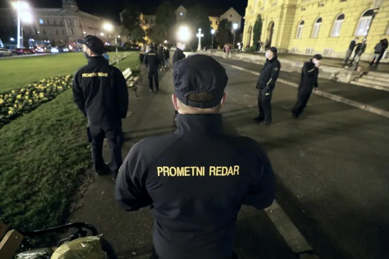 PROMETNI REDARI RASTJERALI MLADE: Stožer im zatvorio klubove, a sad ih potjerali i sa platoa ispred HNK
