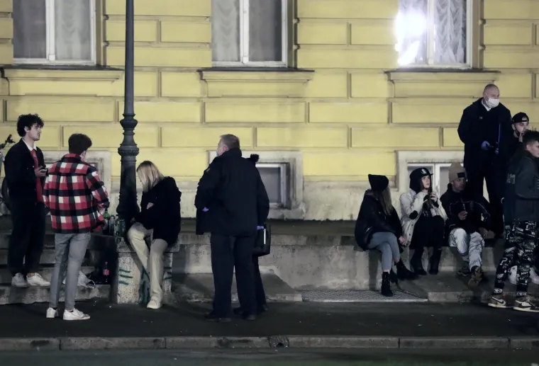 PROMETNI REDARI RASTJERALI MLADE: Stožer im zatvorio klubove, a sad ih potjerali i sa platoa ispred HNK