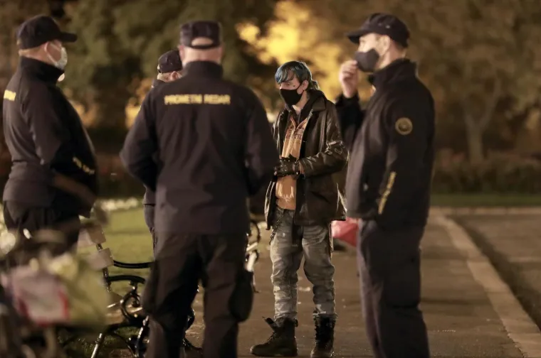 PROMETNI REDARI RASTJERALI MLADE: Stožer im zatvorio klubove, a sad ih potjerali i sa platoa ispred HNK
