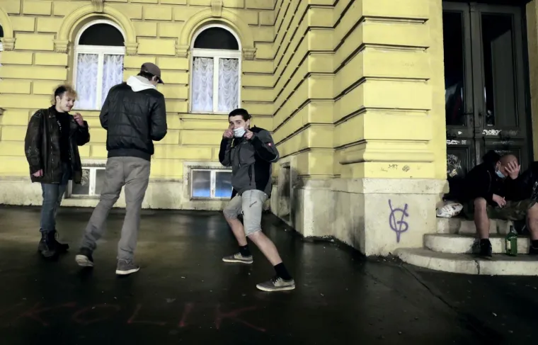 PROMETNI REDARI RASTJERALI MLADE: Stožer im zatvorio klubove, a sad ih potjerali i sa platoa ispred HNK