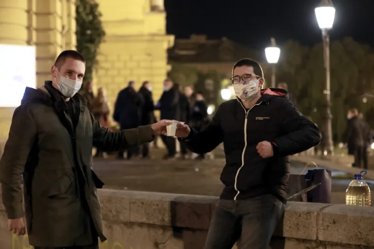 PROMETNI REDARI RASTJERALI MLADE: Stožer im zatvorio klubove, a sad ih potjerali i sa platoa ispred HNK