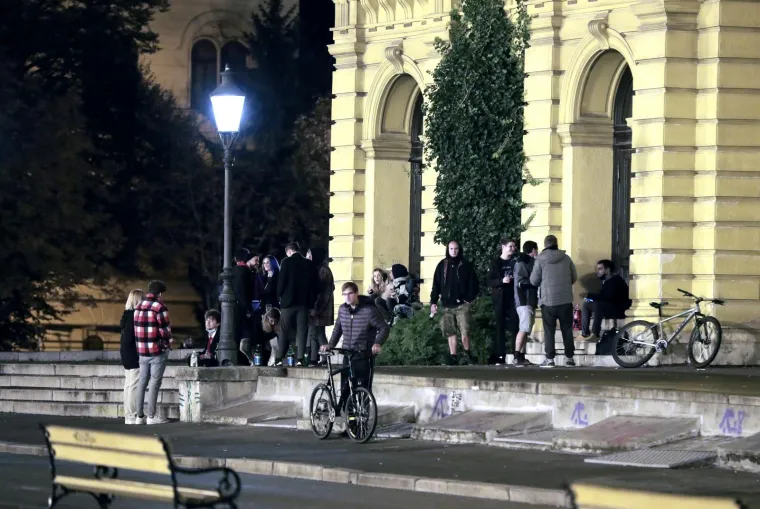 PROMETNI REDARI RASTJERALI MLADE: Stožer im zatvorio klubove, a sad ih potjerali i sa platoa ispred HNK