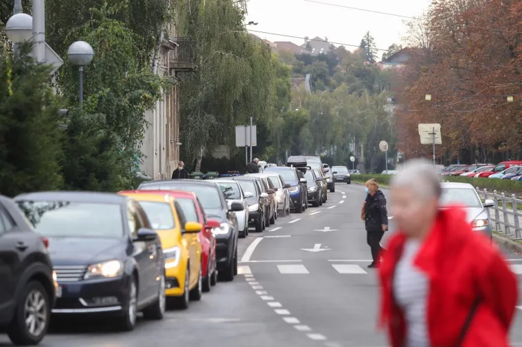 18.10.2020., Zagreb -  Zbog povecanog broja testiranja osoba na koronavirus, stvorila se kolona automobila na prilazu Nastavnog zavoda za javno zdravstvo Andrija Stampar koja je bila duga sve do Ksaverske ulice iz koje se cekalo skretanje za Mirogojsku cestu. 
Photo: Luka Stanzl/PIXSELL