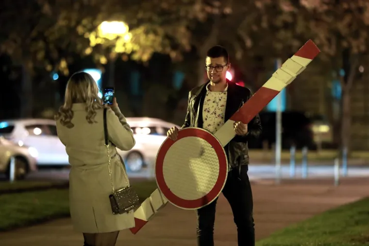 Koronaparty je gotov! Redari i policija rastjerali stotine mladih ispred zagrebačkog HNK