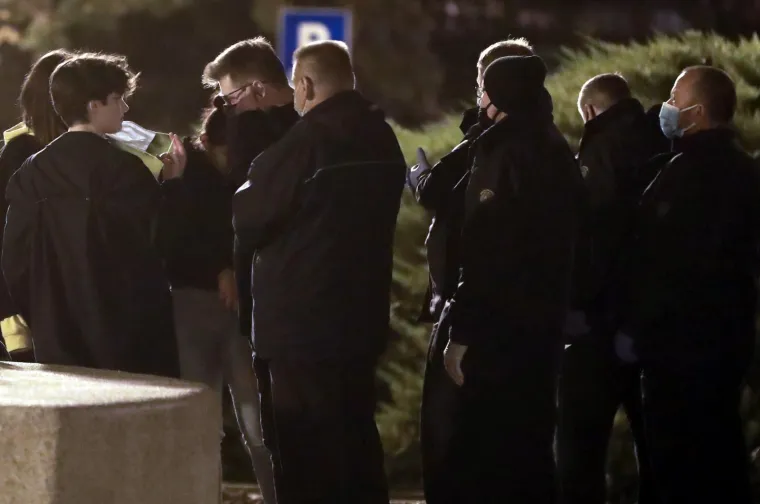 Koronaparty je gotov! Redari i policija rastjerali stotine mladih ispred zagrebačkog HNK