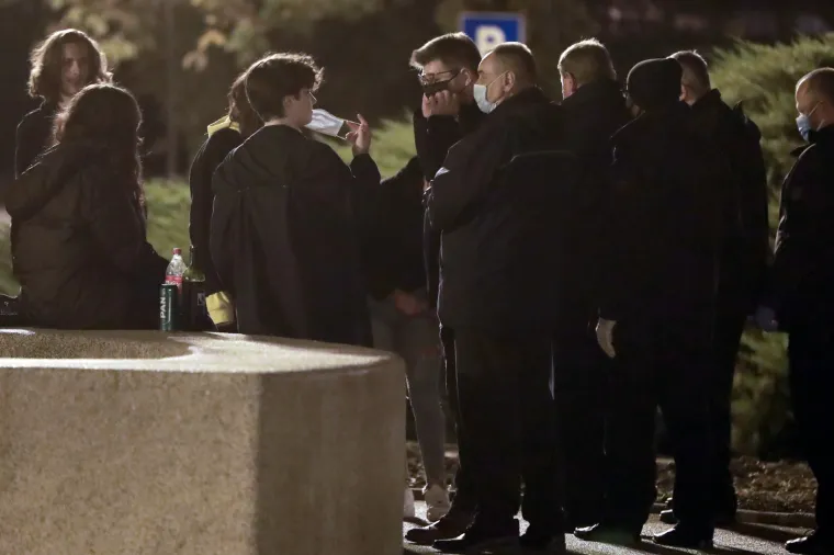 Koronaparty je gotov! Redari i policija rastjerali stotine mladih ispred zagrebačkog HNK