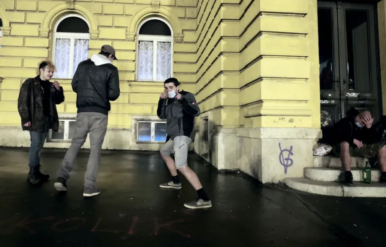Koronaparty je gotov! Redari i policija rastjerali stotine mladih ispred zagrebačkog HNK