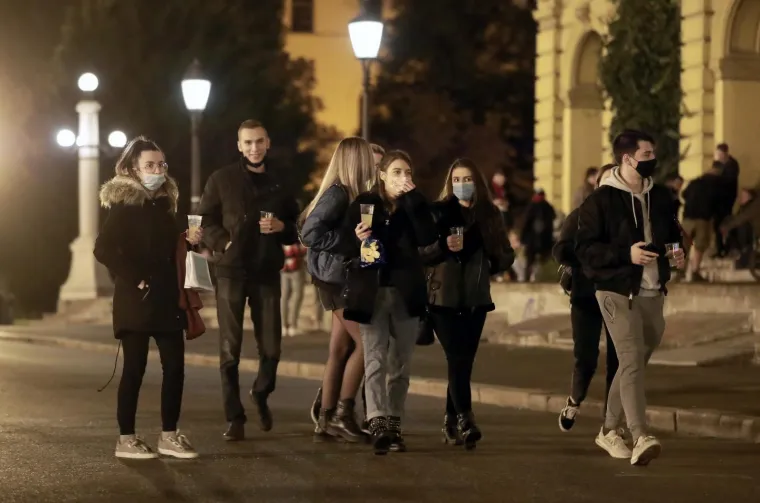 Koronaparty je gotov! Redari i policija rastjerali stotine mladih ispred zagrebačkog HNK