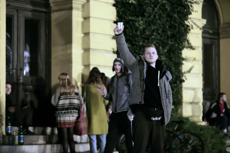 Koronaparty je gotov! Redari i policija rastjerali stotine mladih ispred zagrebačkog HNK