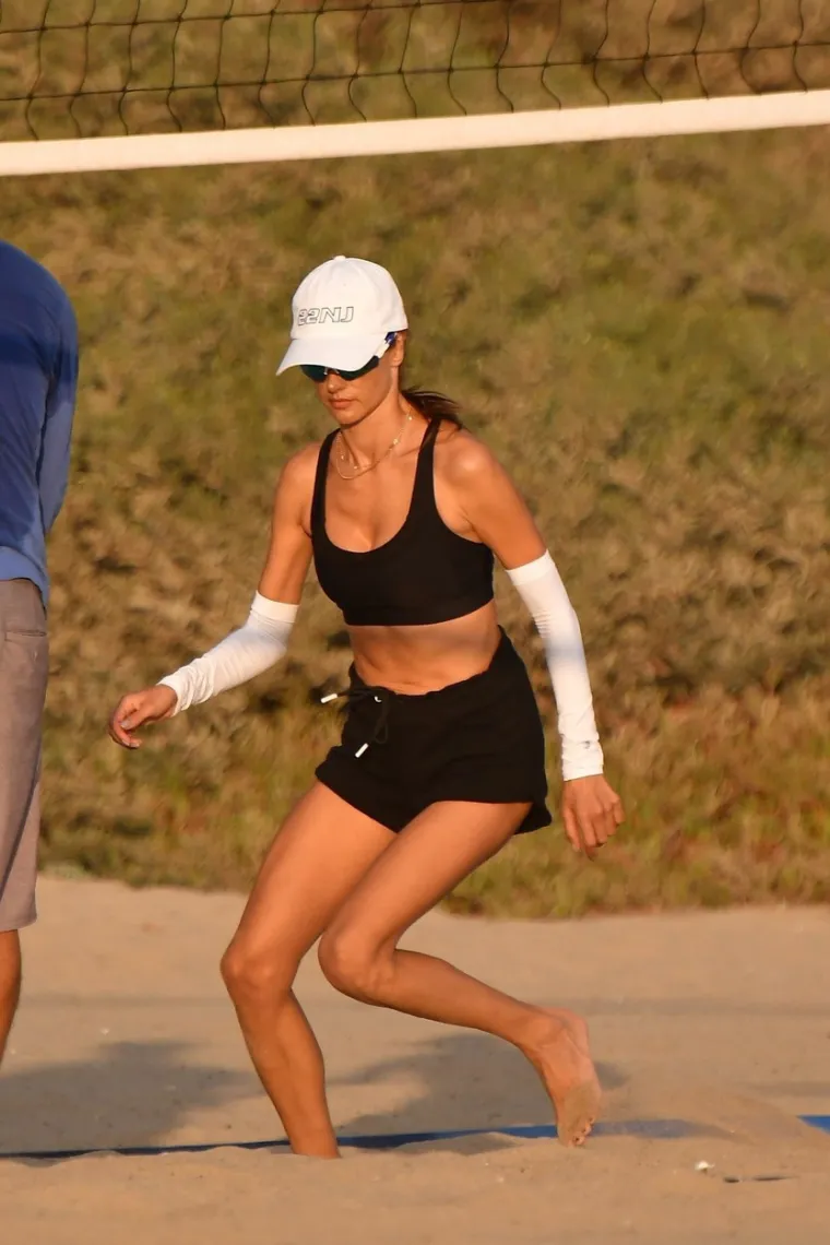Brazilska manekenka Alessandra Ambrosio uživala je u popodnevu na plaži u Santa Monici igrajući odbojku. Foto: Profimedia