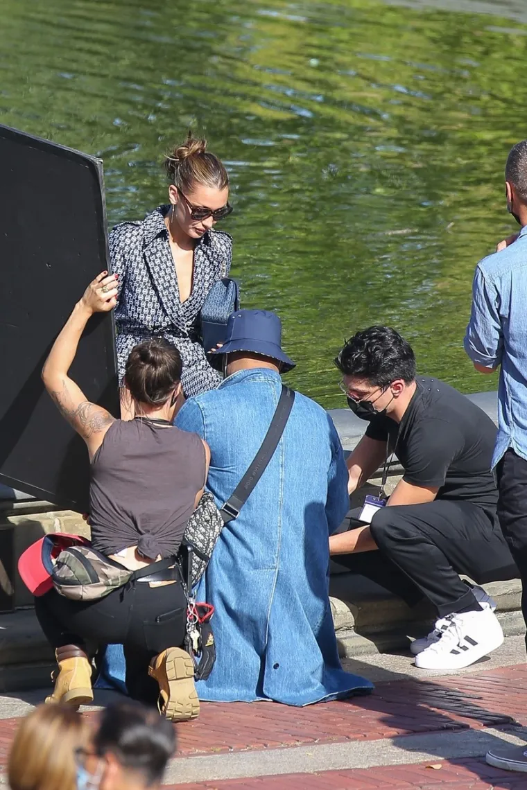 Manekenka Bella Hadid pozirala je u haljinici na preklop na snimanju u New Yorku. Foto: Profimedia