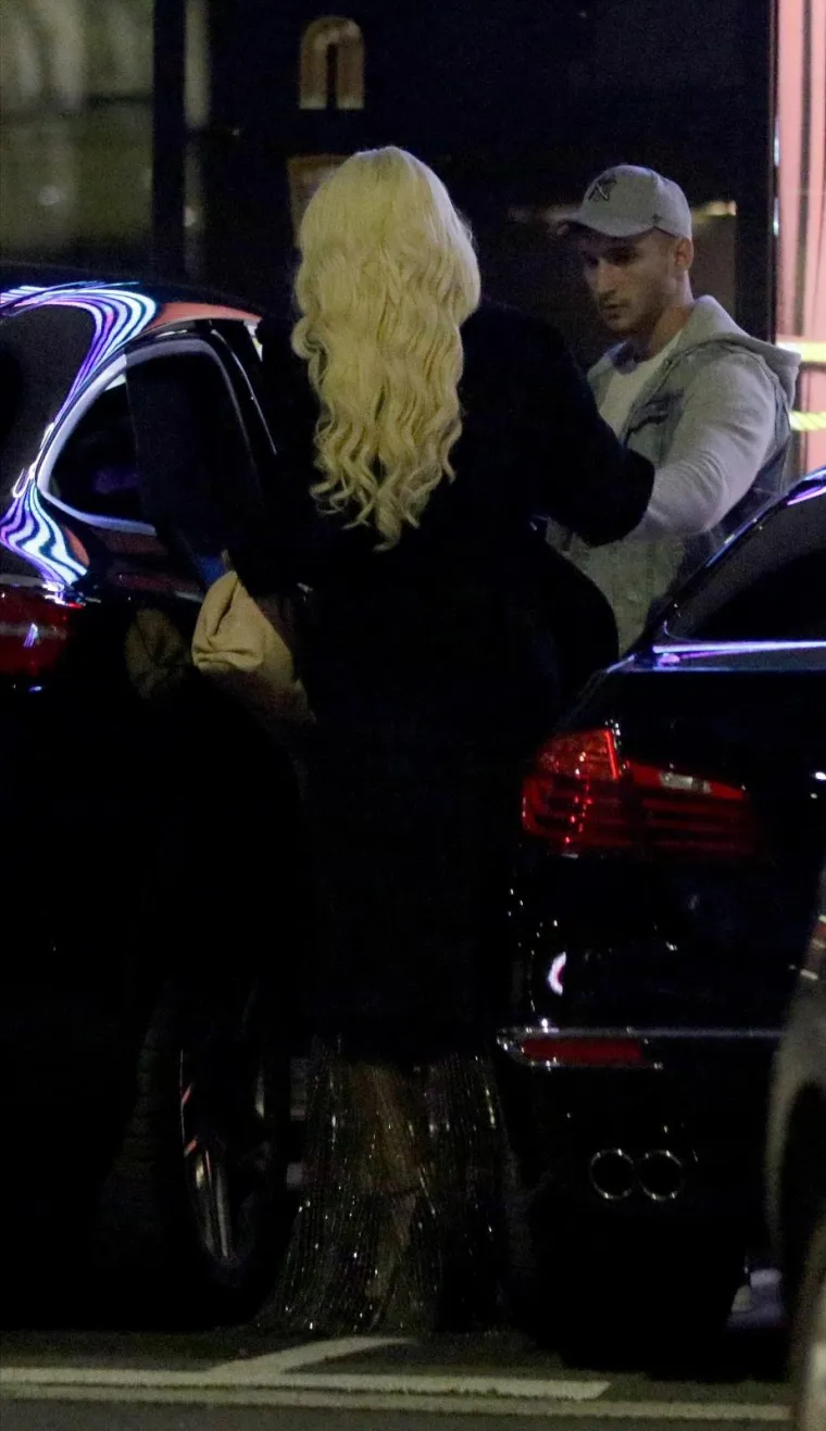 KARLEU&Scaron;A UHVAĆENA U GRADU: &Scaron;etala u prozirnoj haljini ispod koje joj se vidjela stražnjica u čipkastim gaćicama