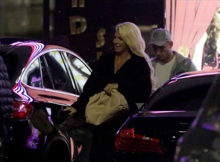 KARLEU&Scaron;A UHVAĆENA U GRADU: &Scaron;etala u prozirnoj haljini ispod koje joj se vidjela stražnjica u čipkastim gaćicama