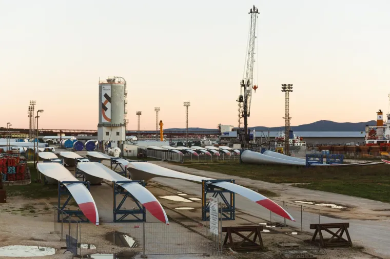 DIjelovi vjetrenjača u zadarskoj Gaženici čekaju na postavljanje