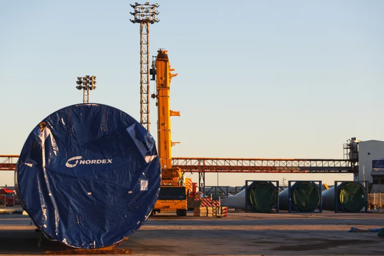 DIjelovi vjetrenjača u zadarskoj Gaženici čekaju na postavljanje