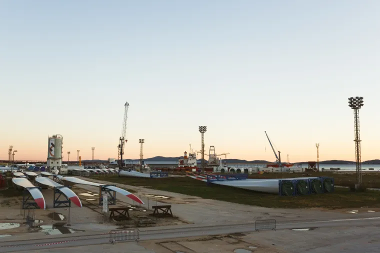 DIjelovi vjetrenjača u zadarskoj Gaženici čekaju na postavljanje