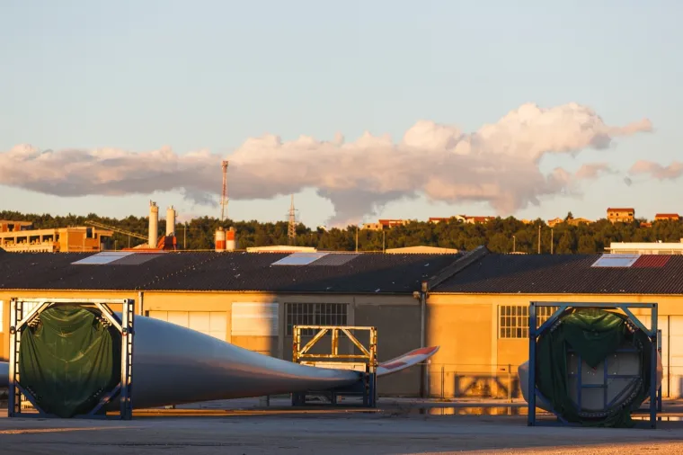 DIjelovi vjetrenjača u zadarskoj Gaženici čekaju na postavljanje