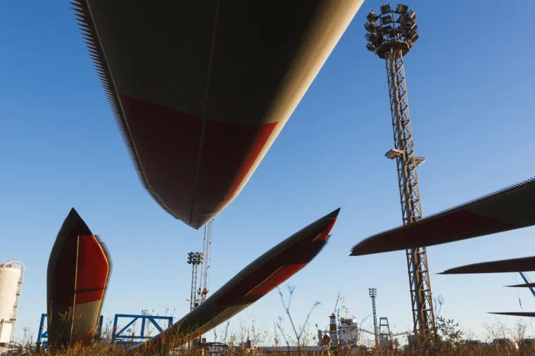 DIjelovi vjetrenjača u zadarskoj Gaženici čekaju na postavljanje