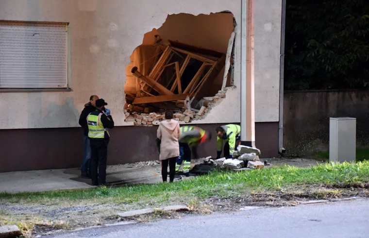 U ulici Ljudevita Gaja u Novoj Gradi&scaron;ki vozač se autom zabio u kuću, probio zid i zavr&scaron;io u dnevnom boravku.