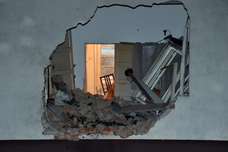 [FOTO] UŽASNI PRIZORI U NOVOJ GRADI&Scaron;KI: Jurio Audijem pa proletio kroz raskrižje i zavr&scaron;io u nečijoj kući, poginuo na mjestu