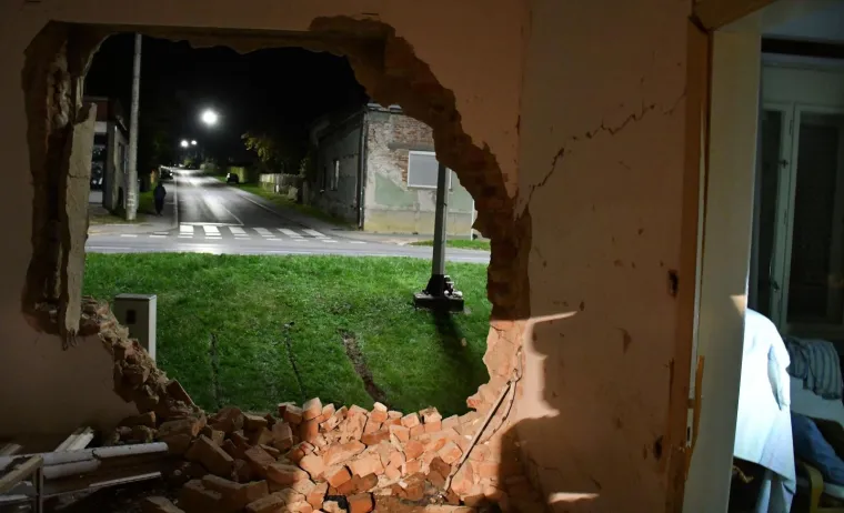 [FOTO] UŽASNI PRIZORI U NOVOJ GRADI&Scaron;KI: Jurio Audijem pa proletio kroz raskrižje i zavr&scaron;io u nečijoj kući, poginuo na mjestu