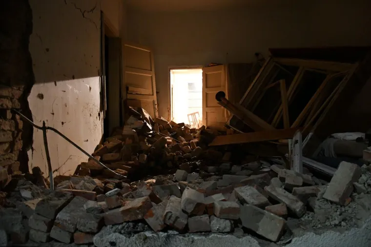 [FOTO] UŽASNI PRIZORI U NOVOJ GRADI&Scaron;KI: Jurio Audijem pa proletio kroz raskrižje i zavr&scaron;io u nečijoj kući, poginuo na mjestu