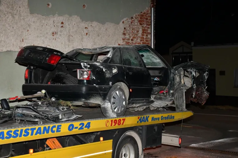 [FOTO] UŽASNI PRIZORI U NOVOJ GRADI&Scaron;KI: Jurio Audijem pa proletio kroz raskrižje i zavr&scaron;io u nečijoj kući, poginuo na mjestu