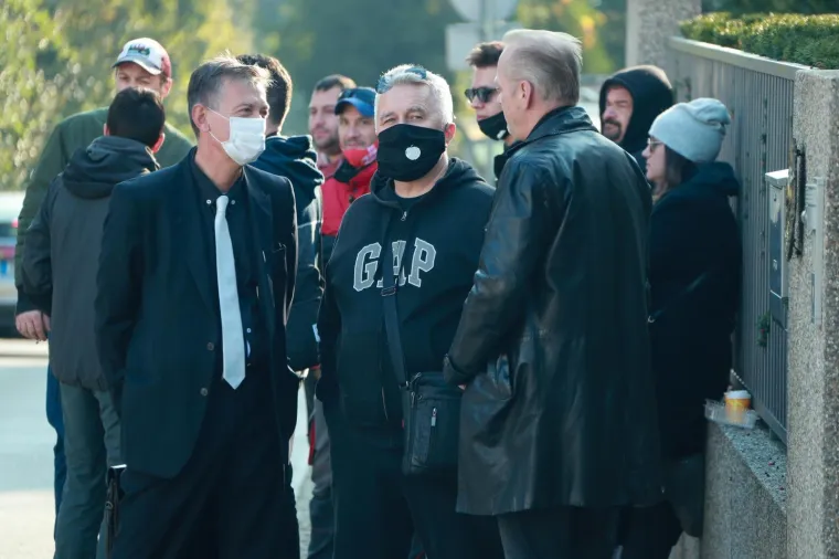 TUŽNA DELOŽACIJA JABUKE: Policija iznijela stvari iz kluba, na mjestu događaja i Juričan