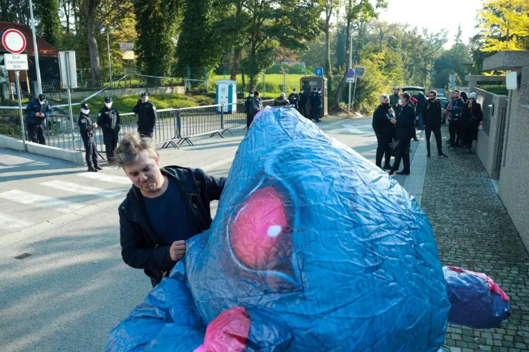 TUŽNA DELOŽACIJA JABUKE: Policija iznijela stvari iz kluba, na mjestu događaja i Juričan
