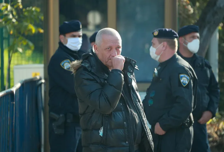 TUŽNA DELOŽACIJA JABUKE: Policija iznijela stvari iz kluba, na mjestu događaja i Juričan