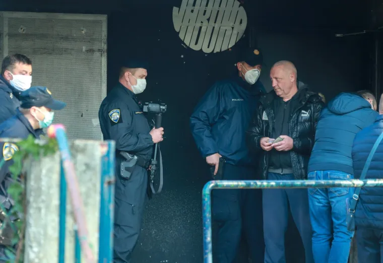 TUŽNA DELOŽACIJA JABUKE: Policija iznijela stvari iz kluba, na mjestu događaja i Juričan