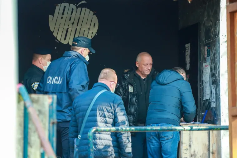 TUŽNA DELOŽACIJA JABUKE: Policija iznijela stvari iz kluba, na mjestu događaja i Juričan