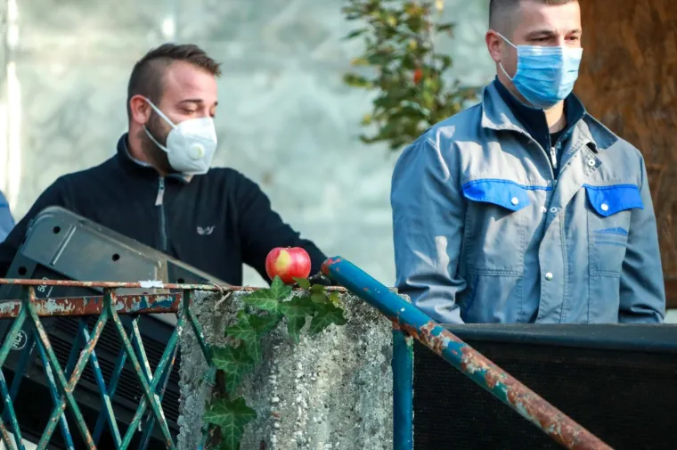 TUŽNA DELOŽACIJA JABUKE: Policija iznijela stvari iz kluba, na mjestu događaja i Juričan